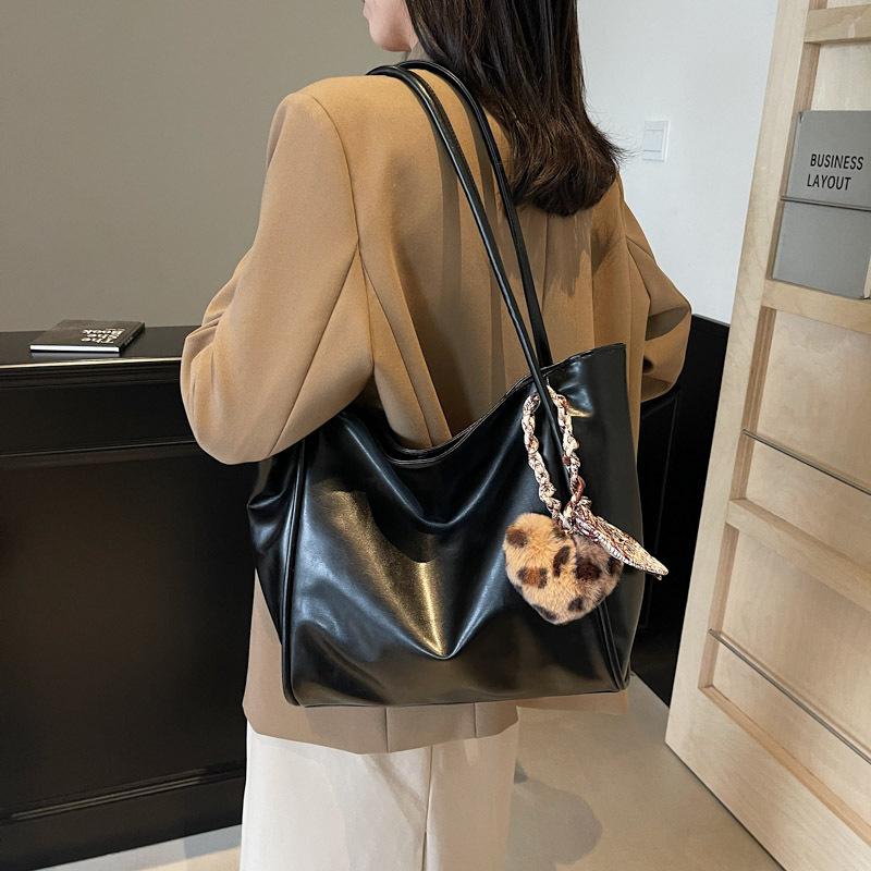 

Large capacity winter new solid color 2025 new texture retro pendant casual shoulder portable tote bag 45*15*30