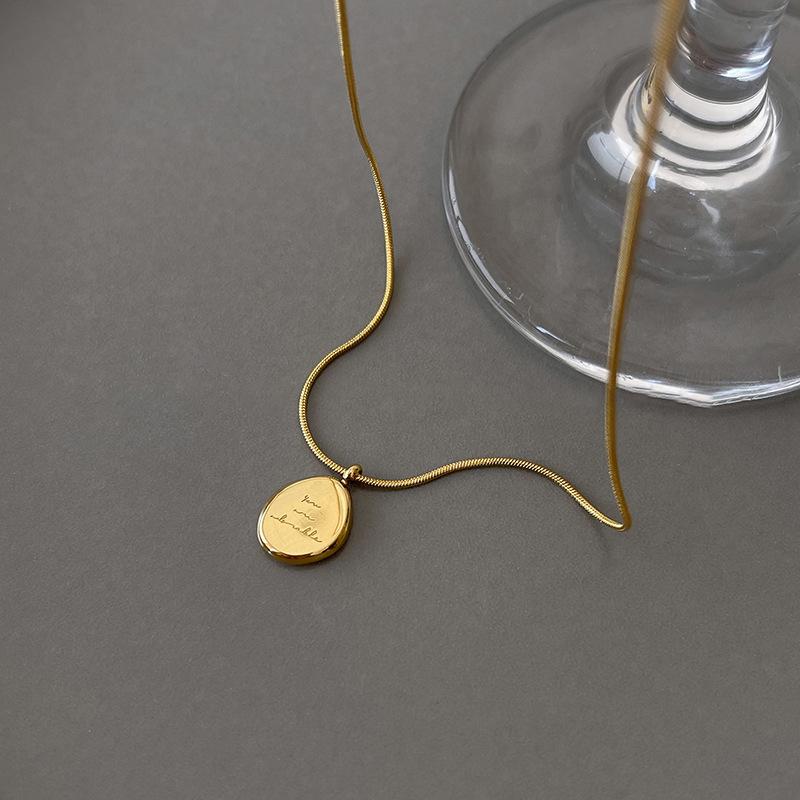 Butterfly Irregular Pearl Necklace Medieval Vintage Temperament Collarbone Chain Versatile High-end Jewelry