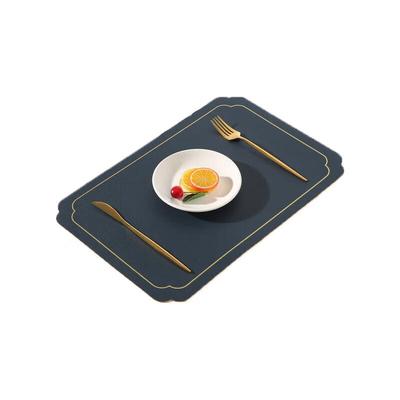 Platzset aus Leder im nordischen Stil