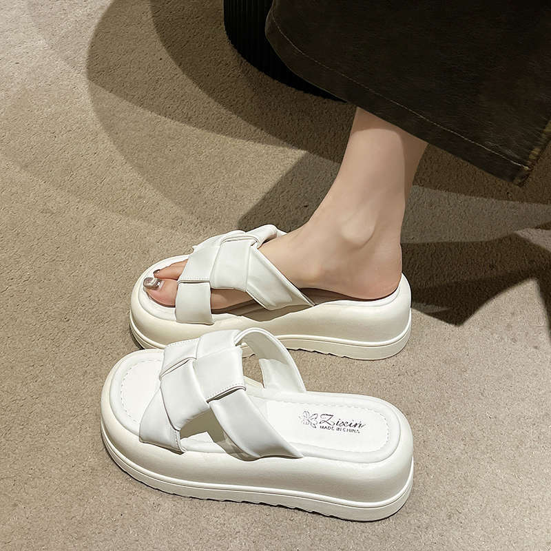French high-end fashion beach one-word sandals for women's summer wear 2025 new black thick-soled heightening slippers