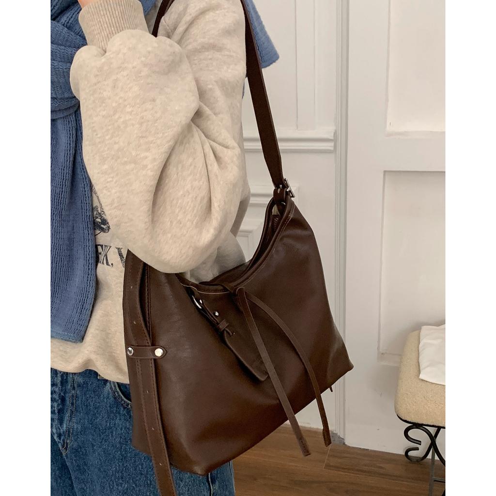 Retro high-end underarm bag women's 2025 new simple bucket bag versatile shoulder messenger bag one piece delivery