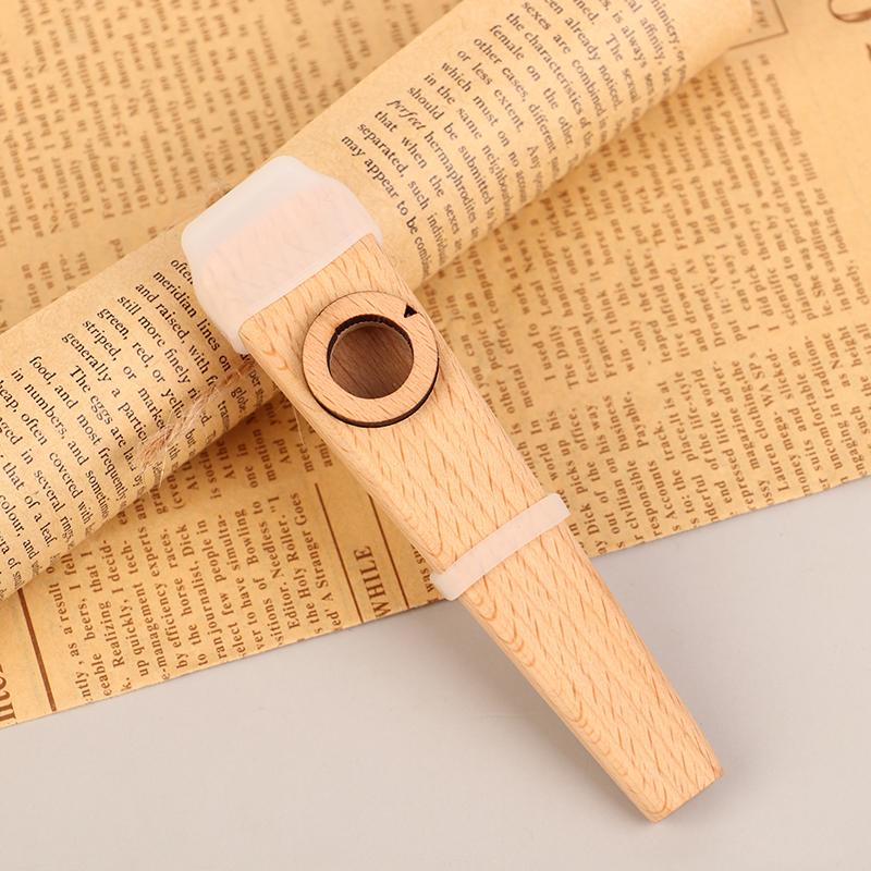 1 Stück Holz-Kazoo. Kazoo-Holzflötenbegleitung. Anfängerflöte ist einfach zu erlernen und das Instrument zu spielen.