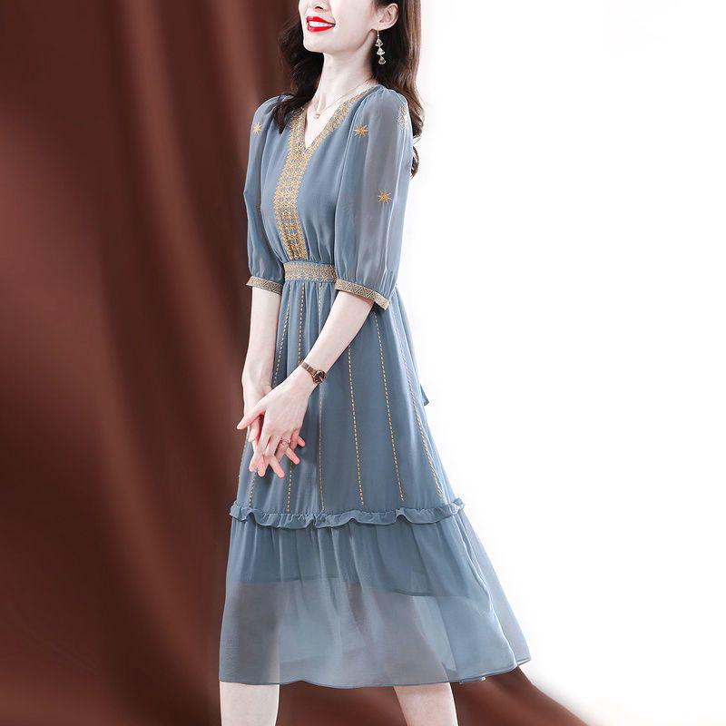 

Spring 2023 V-Neck Embroidered Faux Silk Mid-Length Dress M
