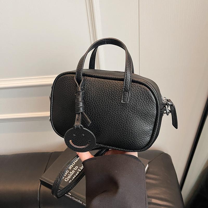 

Корейский нишевый дизайн сумка для мобильного телефона женская 2025 лето новая портативная сумка-мессенджер для поездок на работу простая на плечо маленькая квадратная сумка 19*6*12 чёрный