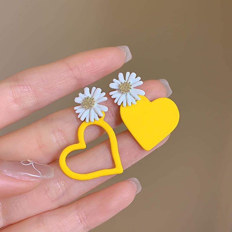 2025 New Retro Hong Kong Style Colorful Earrings: Luxury, High-End Studs, Exaggerated Fashion for Women