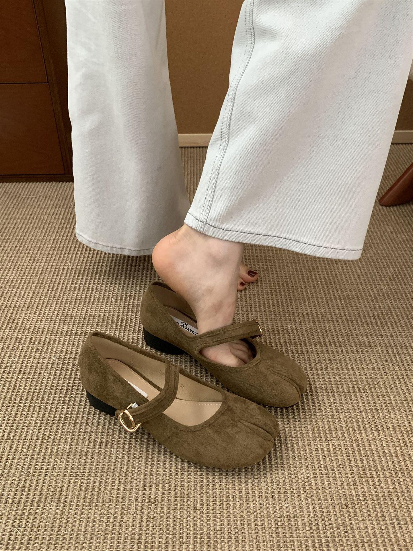 

Retro suede split-toed pig s trotters single shoes women s shoes 2025 new summer horseshoe pig s feet spring and autumn boat shoes 39 коричневый