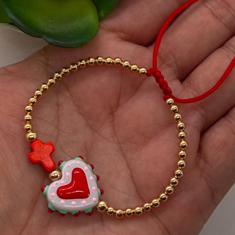 Stilvolles buntes Kruzifix und Herz-Anhänger-Armband Verstellbare Handgelenkkette Für den täglichen Gebrauch Perfektes Geschenk für Frauen