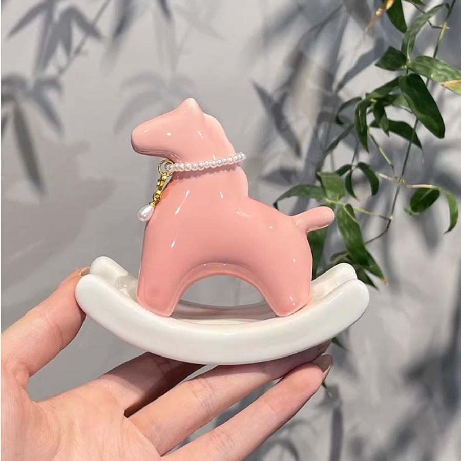 

Green Ceramic Rocking Horse Figurine Crackle Glaze Decor with Pearl Necklace Mini Desktop Ornament for Home Luck Gift розовый