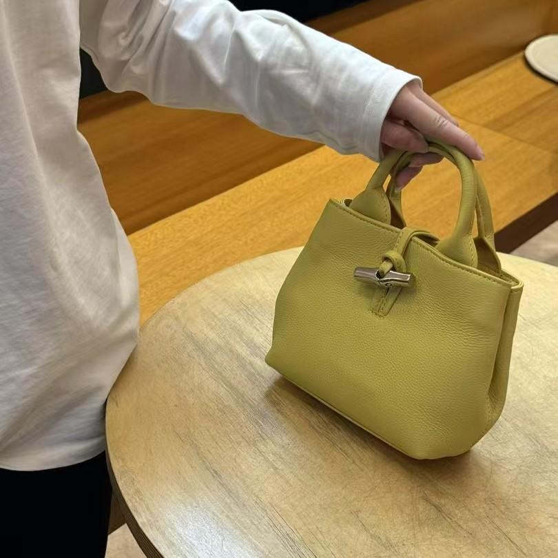 2025 Borsa da donna borsa a tracolla alta qualità primo strato pelle bovina borsa a secchiello portatile borsa di bambù versatile moda borsa in pelle da donna