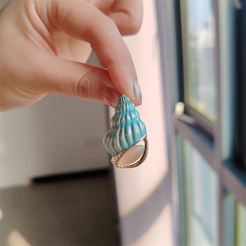 Creative Enamel Conch Brooches for Women Fashion Rhinestone Elegant Clothing Accessories Pins Jewelry