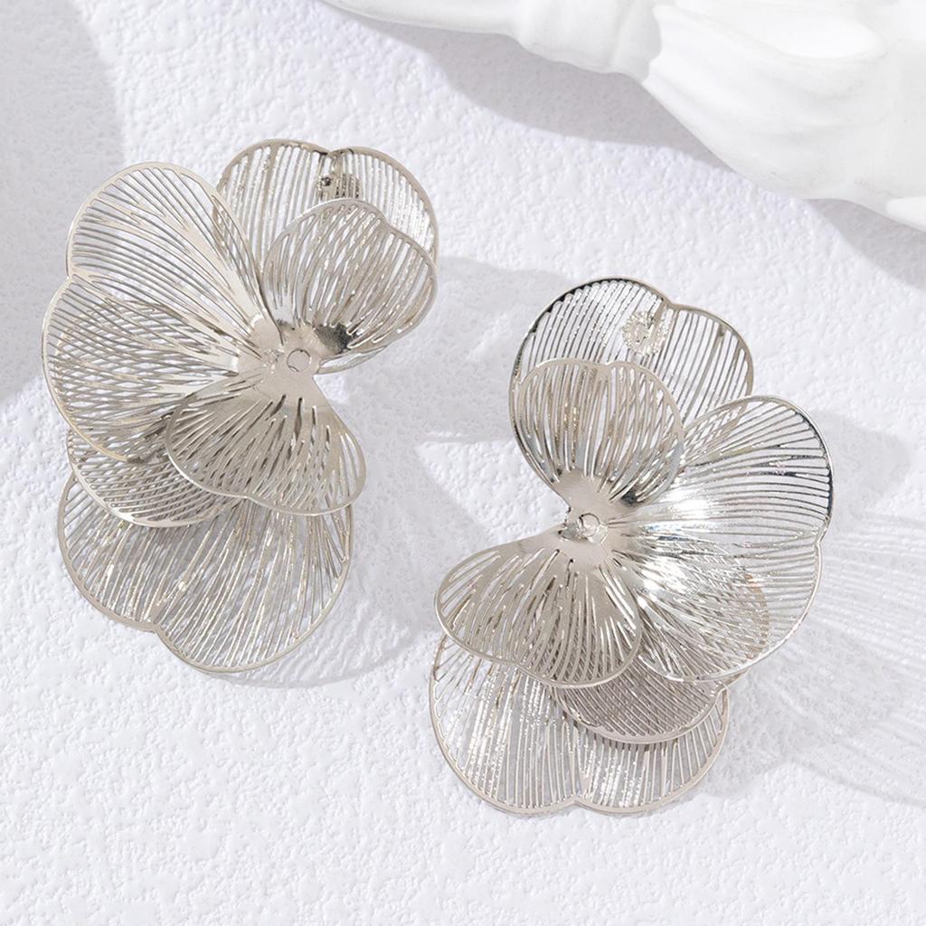 Silberne Strass Quasten Ohrringe: Übertriebenes Blumendesign für einen stilvollen Look.