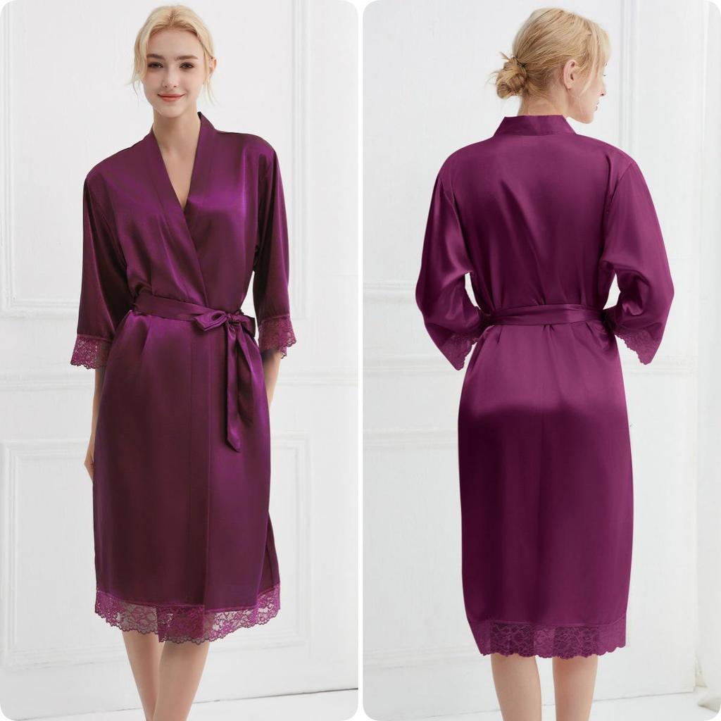 Elegantes Sommer-Bademantel mit Spitzenbesatz