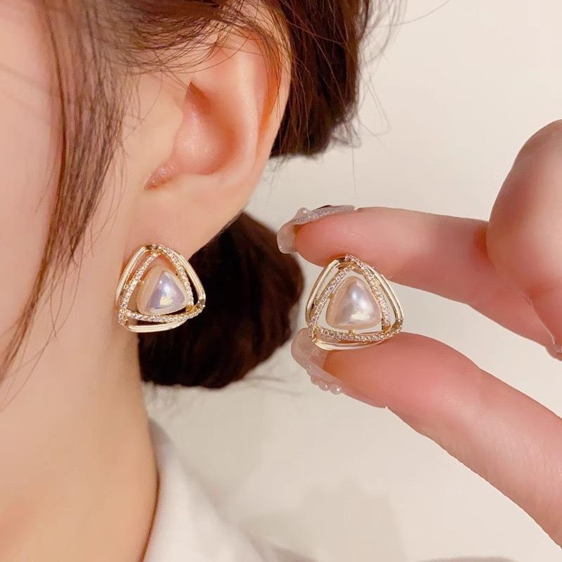 Hyperbole Triangle Imitation Pearl Crystal Black Enamel Stud Earring for Woman New Geometric Sweet Brincos Jewelry Orejeras Gift