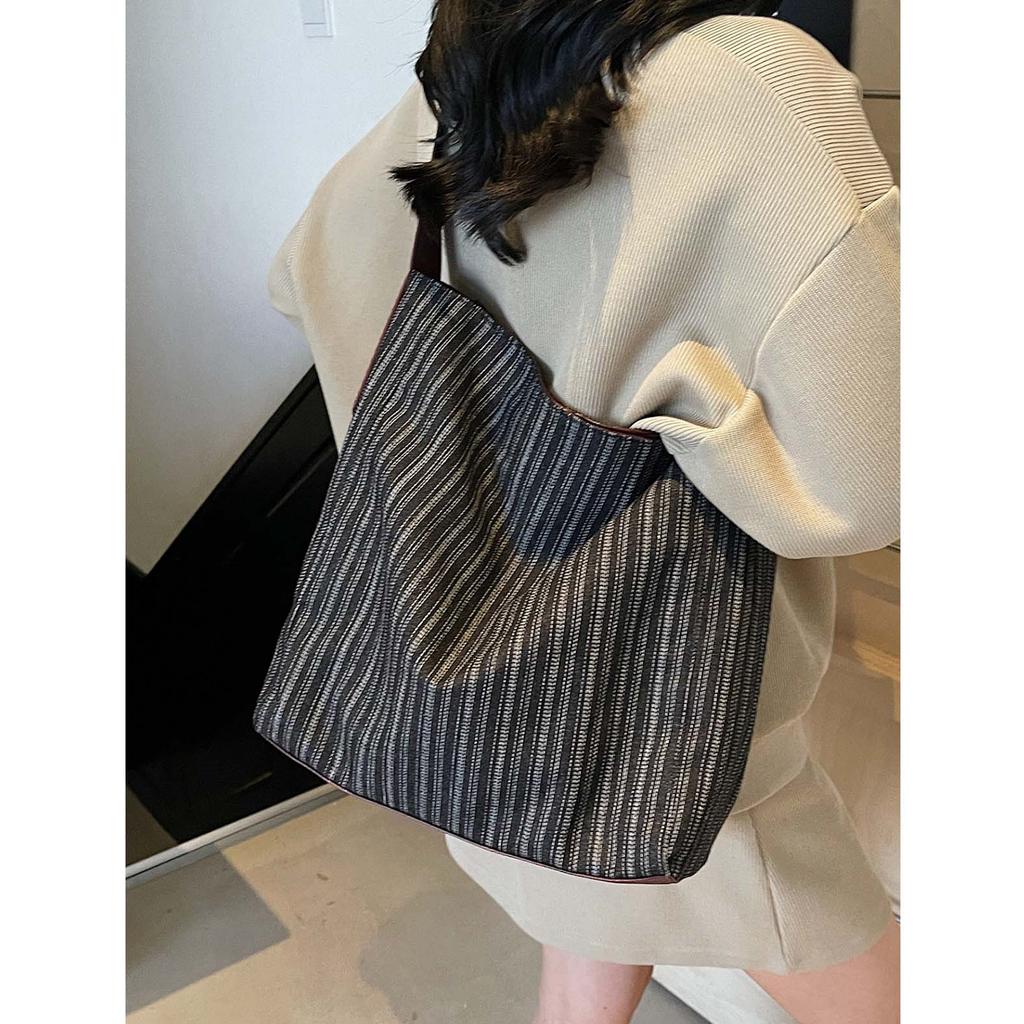 French lazy denim cloth bag for women 2026 new large capacity striped handbag super popular niche single shoulder bag