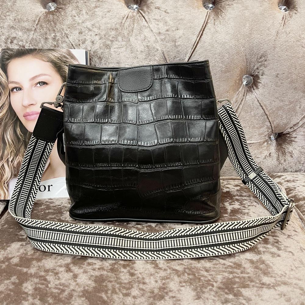 Niche Design Fashionable Black Crocodile Pattern Cowhide Bucket Bag Versatile Leather Shoulder Messenger Bag