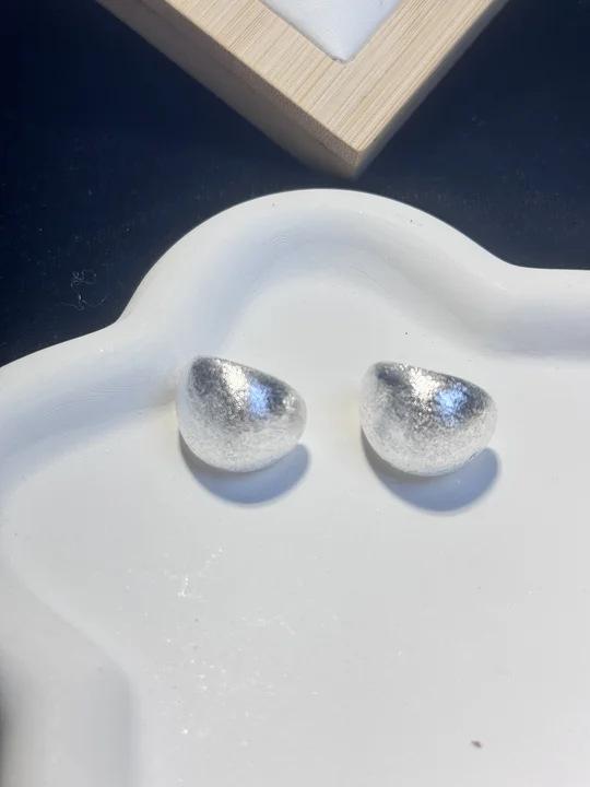 

New light luxury fashion oval earrings versatile niche high-end temperament women s simple earrings ear jewelry ·