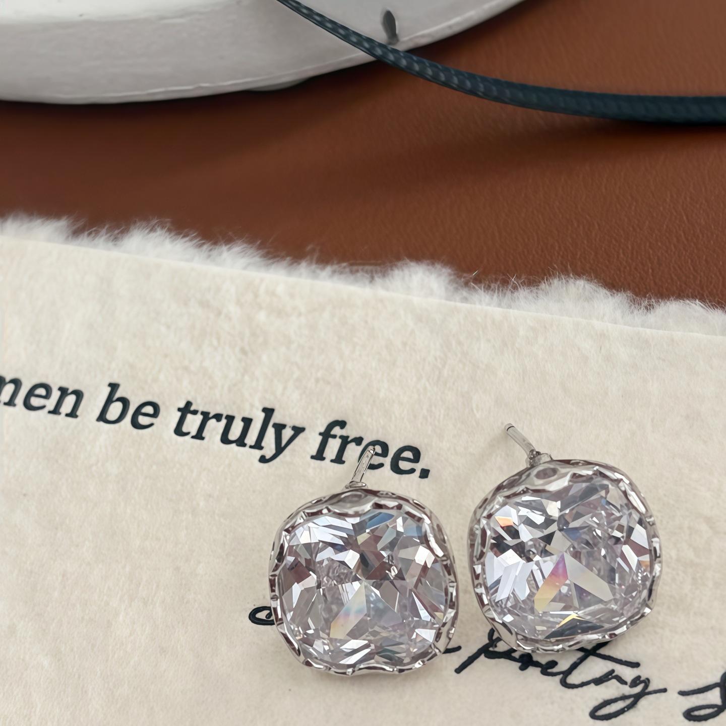 

2025 Sparkling French Zircon Stud Earrings - Elegant, Versatile High-End Fashion срібний