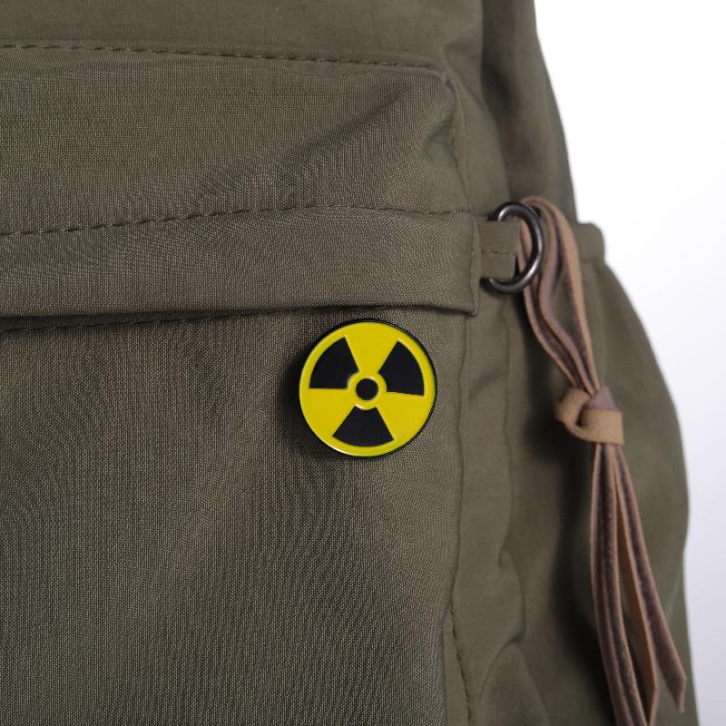 Beachtung! Strahlung Emaille Anstecknadeln Custom Physik Broschen Revers Anstecker Wissenschaftler Schmuck Geschenk für Freunde