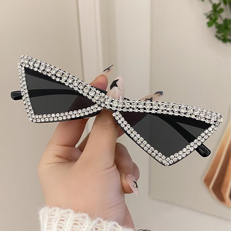 Luxury Cat Eye Rhinestone Classic Sunglasses Noble Luxury Designer Triangle Glasses Uv400 Trend Lunettes De Soleil Pour Femmes