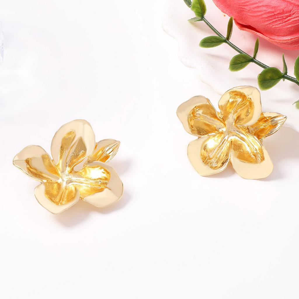 Fashion casual light luxury niche alloy flower stud earrings elegant and versatile daily commuter women's earrings