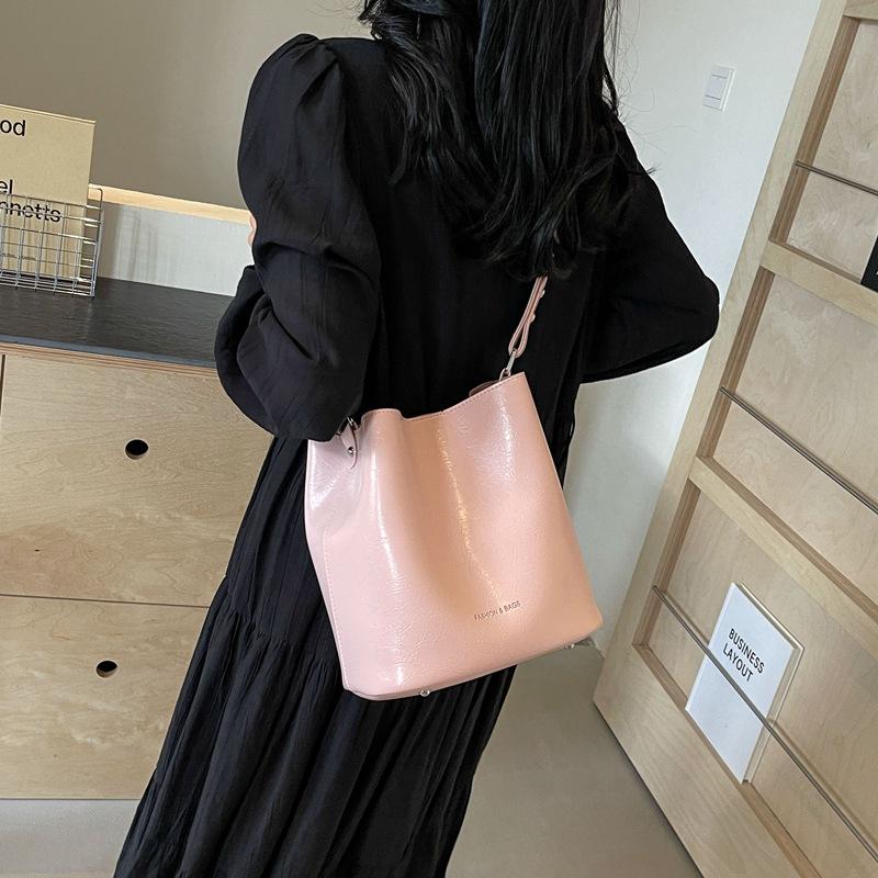 Sac de grande capacité pour femmes printemps et été nouvelle mode sac fourre-tout rétro de banlieue sac à bandoulière sous l'aisselle