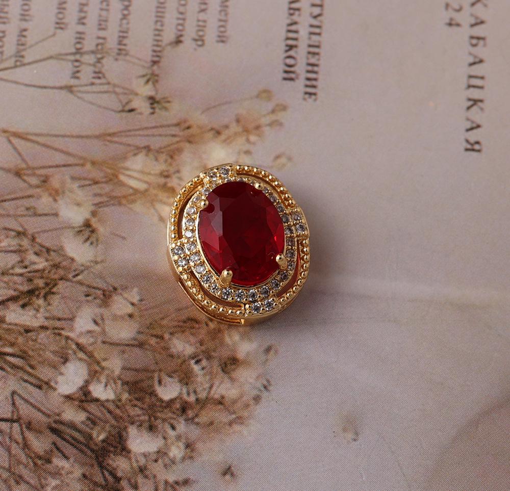 Ретро-кулон с большим овальным рубином, инкрустированный золотом и бриллиантами