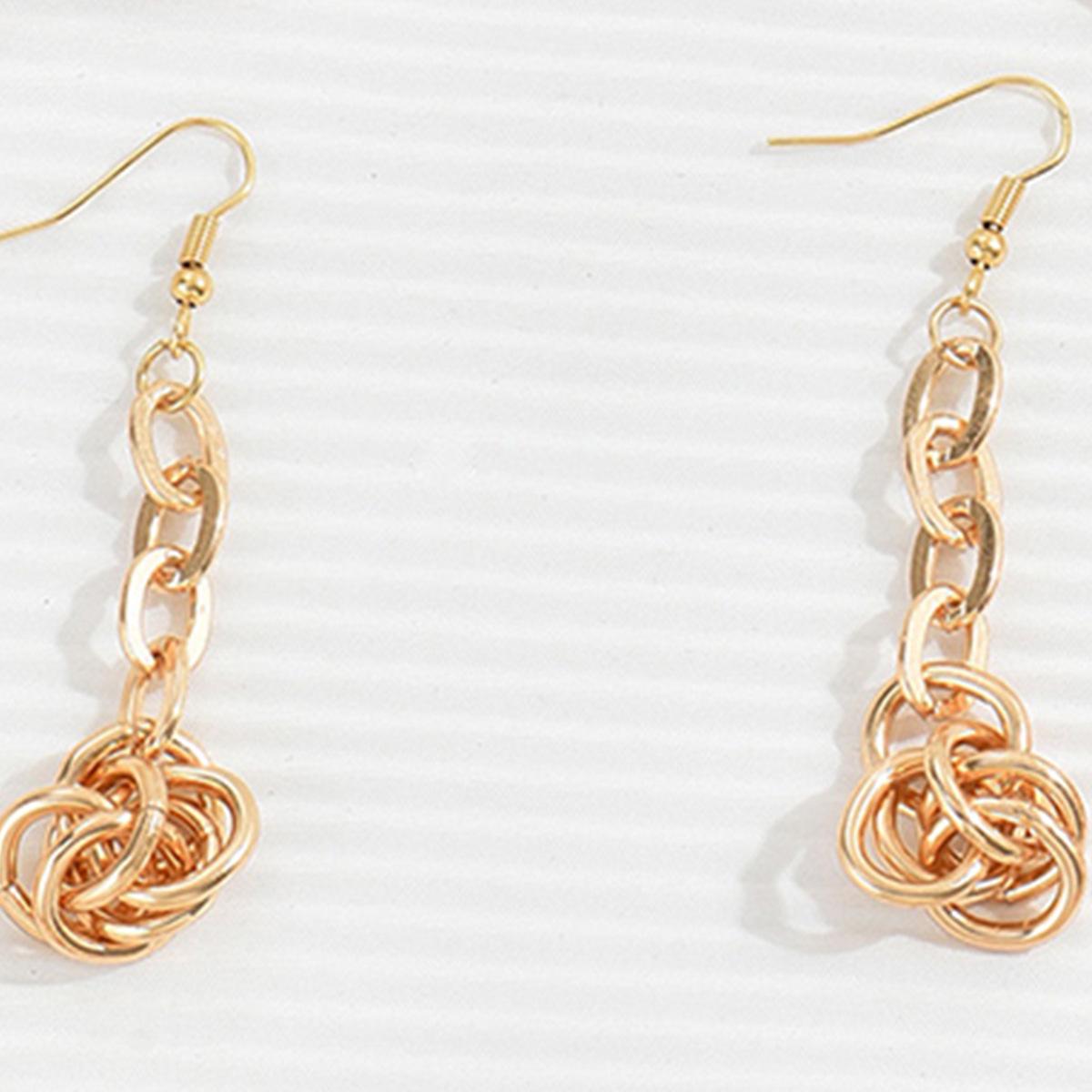 

Изысканное золотое металлическое колье-чокер: Элегантный набор украшений на шею с подходящим браслетом и серьгами.