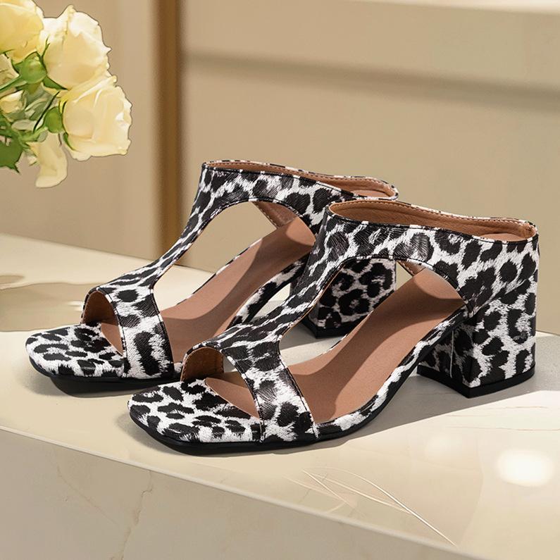 Mode Neue Sommerstile mit dicken Absätzen/bequeme leichte Mund Bankett Damenschuhe Modische Sexy eckige Zehenpartie Leichte Strandschuhe