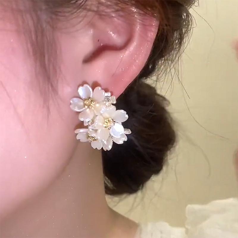 Hot Sale Of The Season Korean Pearl Petal Earrings Elegant Personality Large Atmosphere Heart Shaped Exquisite Ear Zircon Fa...