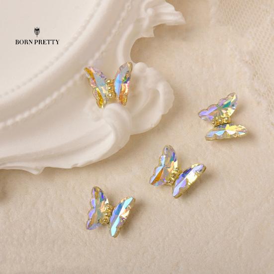 Dobré kouzla na nehty Ozdoby na nehty krásně aplikují jasnou barvu