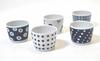 Set aus 5 Messbechern aus Japan mit einem Indigoblauen Kreismuster. Soba-choku (Buchweizennudeln-Becher). 13304. Hergestellt von Nishikai Pottery, Hasami-Ware.