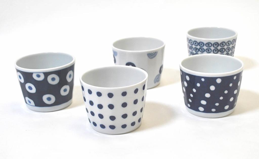 Set aus 5 Messbechern aus Japan mit einem Indigoblauen Kreismuster. Soba-choku (Buchweizennudeln-Becher). 13304. Hergestellt von Nishikai Pottery, Hasami-Ware.
