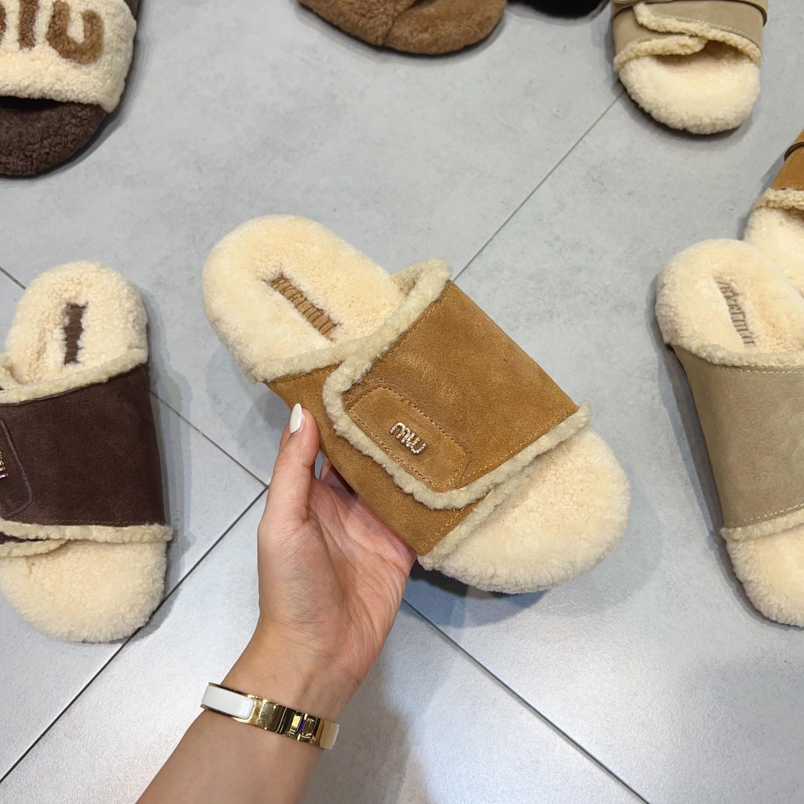 

Плоские меховые тапочки женские замшевые домашние хлопковые туфли повседневные плюшевые шлепанцы брендовые зимние трендовые 2025 прогулочные пушистые теплые зимние ботинки женские 38 верблюд