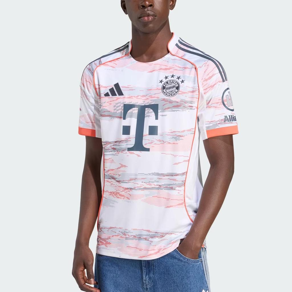adidas FC Bayern 25/26 Auswärts AEROREADY Bequem Vielseitig Kurzarm Fußballtrikot Herren Oberteile Weiß JJ2143