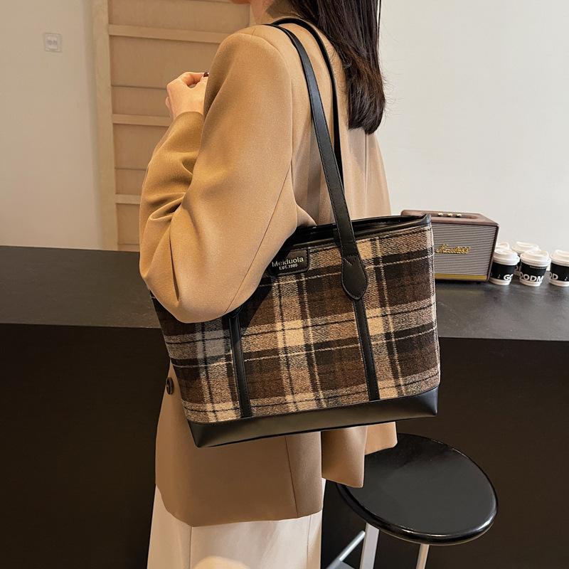 Women's bags, large-capacity tote bags, autumn and winter new fabric bags, European and American retro contrasting colors, plaid underarm