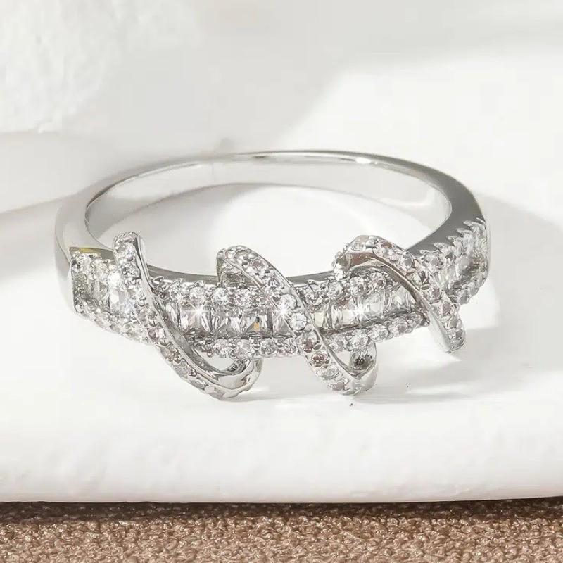 Huitan Newly Designed Women Rings  Color Luxury Paved Crystal Cubic Zirconia Fashion Circle Around Design Wedding Jewelry