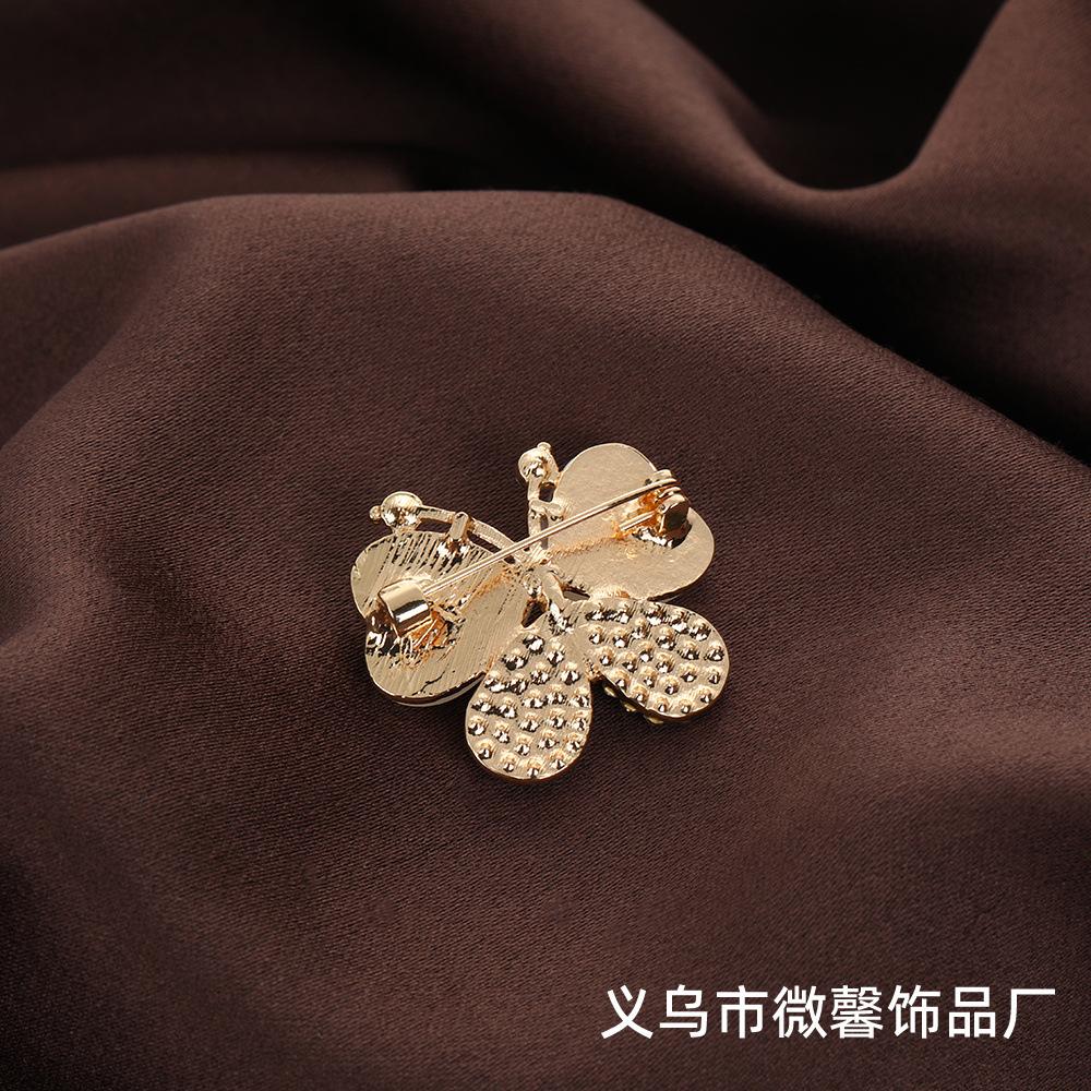 Little fresh and cute little butterfly brooch, temperament diamond-encrusted small fragrant wind anti-light decorative brooch