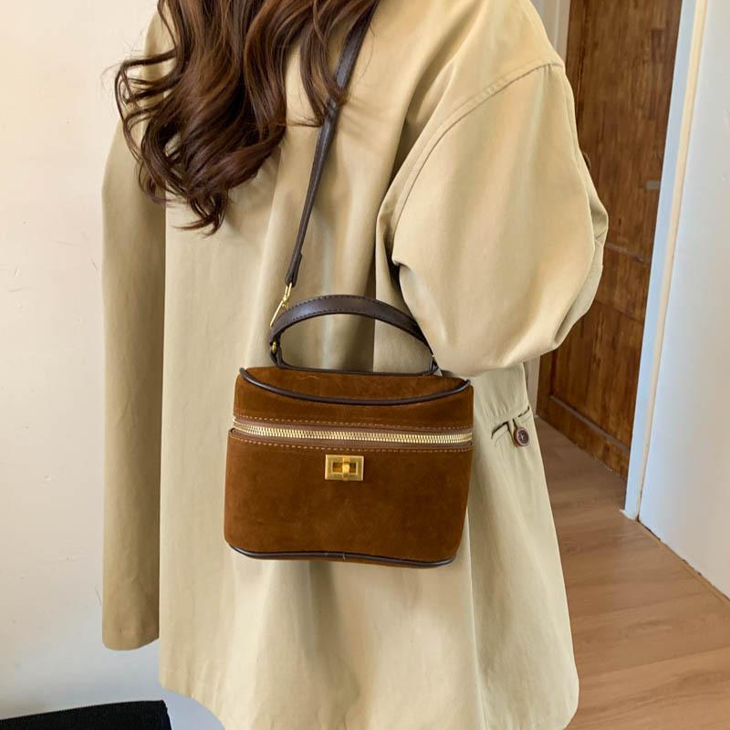 

Модная нишевая дизайнерская сумка 2025 новая ретро матовая универсальная женская сумка-мессенджер на плечо сумка-ведро