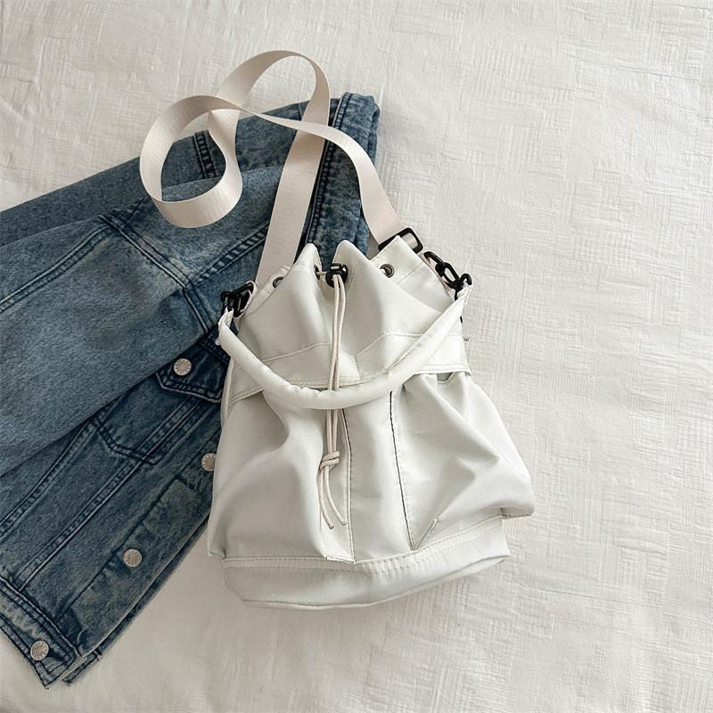 Trendy Street Style Pu Material Medium Barrel Bag With Contrast Stitching белый