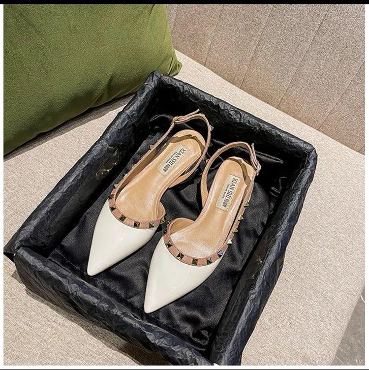 V home rivet one-word buckle flat shoes thick heel sandals women 2025 new versatile fairy style Roman rivet shoes
