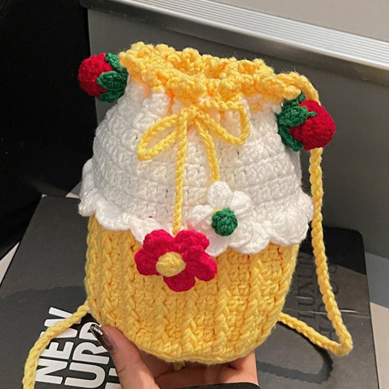 Niche design messenger bag women's sweet color matching strawberry woven bucket bag cute go out to play bundle shoulder bag