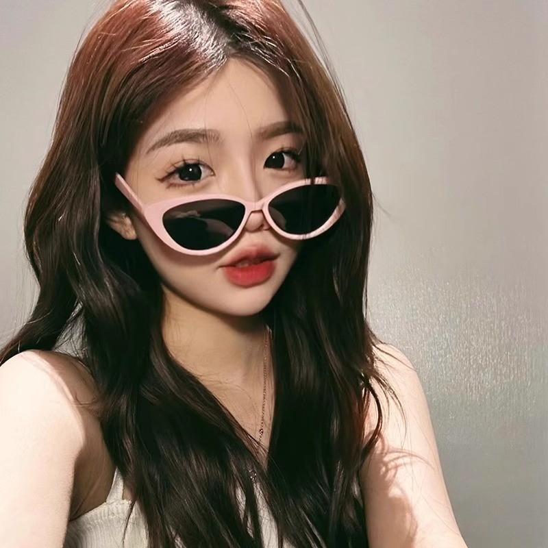 2 pairs cat eye style black and milky white. Vintage and versatile the perfect gift for family and friends