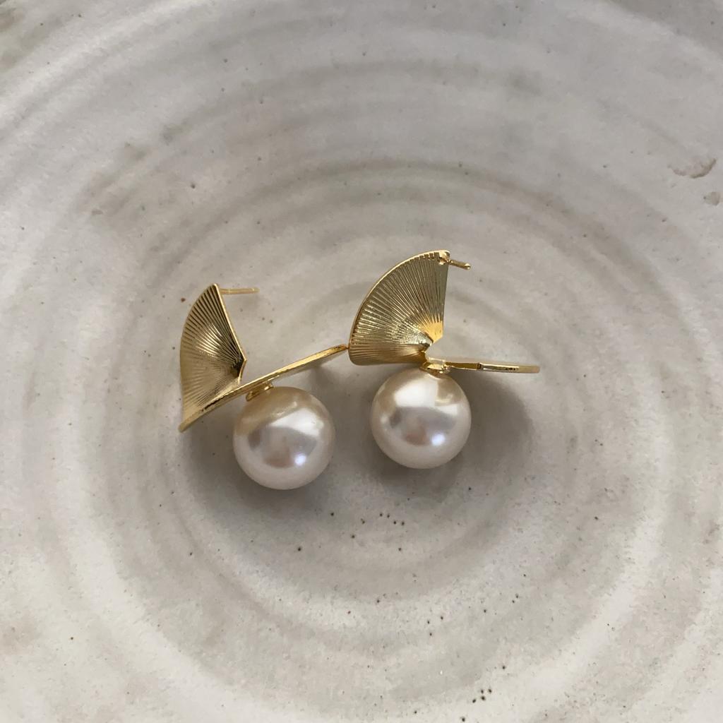 Light Luxury Pearl Irregular Stud Earrings Temperament High Sense Earrings Fashion Versatile Court Style Earrings Women