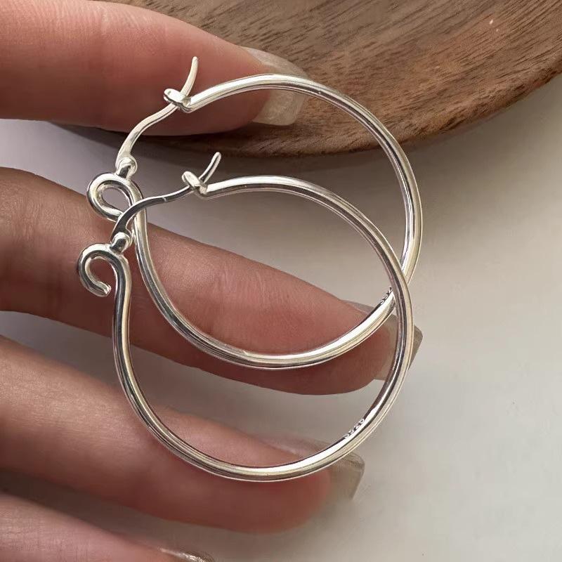 Korean version of Dasu circle earrings circle unique earrings women's niche design sense simple high sense fashion versatile earrings