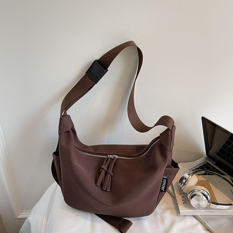 

Simple literature and art 2025 autumn new large-capacity women s Korean version solid color trend convenient single shoulder underarm crossbody w