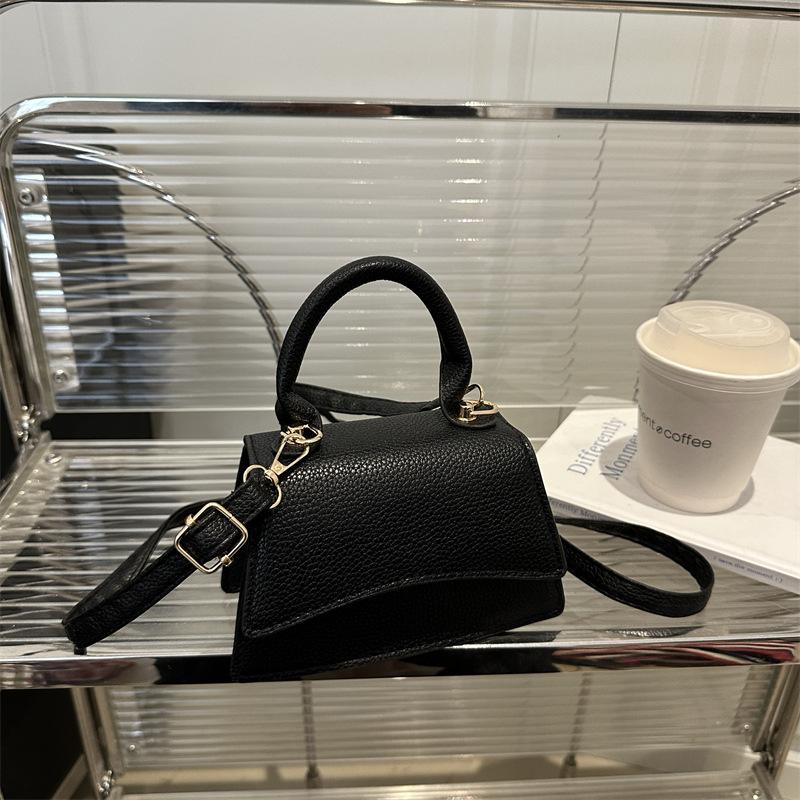 Fashion bag women's 2025 spring new trend fashion shoulder bag simple casual messenger bag solid color temperament bag