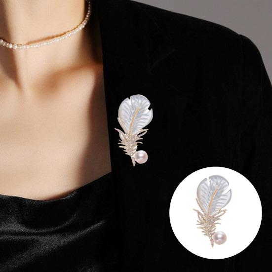 Women Brooch Feather Shape Pin with Rhinestones Faux Pearls Decor Suit Lapel Sweater Dress Coat Badge Weddings Parties Daily Wear