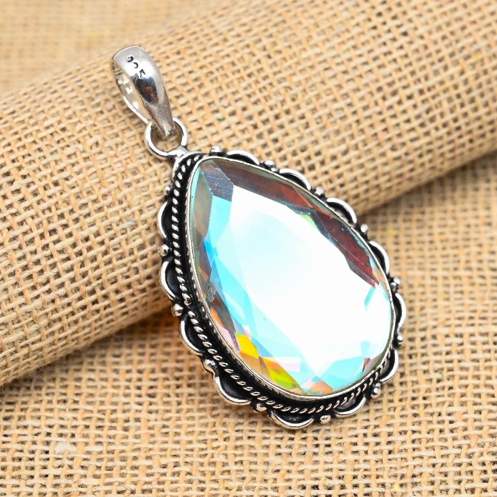Ciondolo artigianale in argento sterling 925 con topazio mistico arcobaleno per lei.