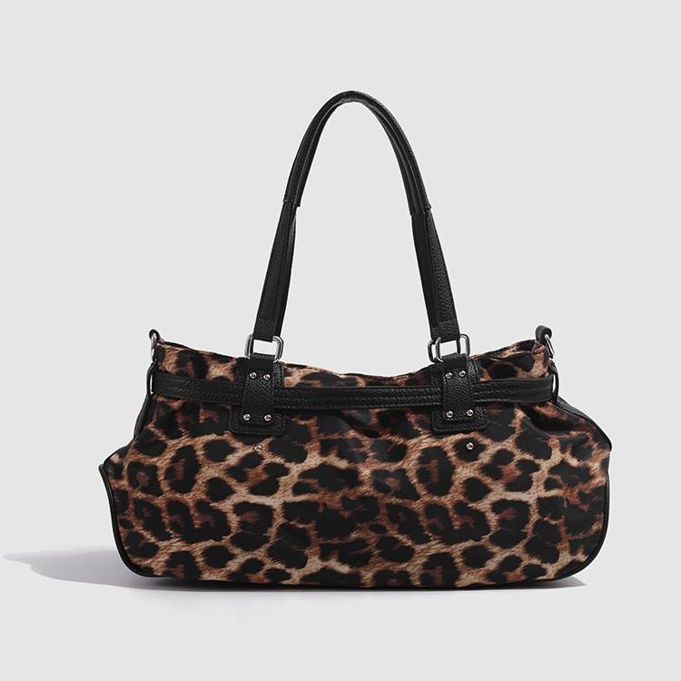 

Korean version of niche sweet and cool leopard print large-capacity travel bag for commuting out fashionable and versatile one-shoulder crossbody bag цветной печати леопарда
