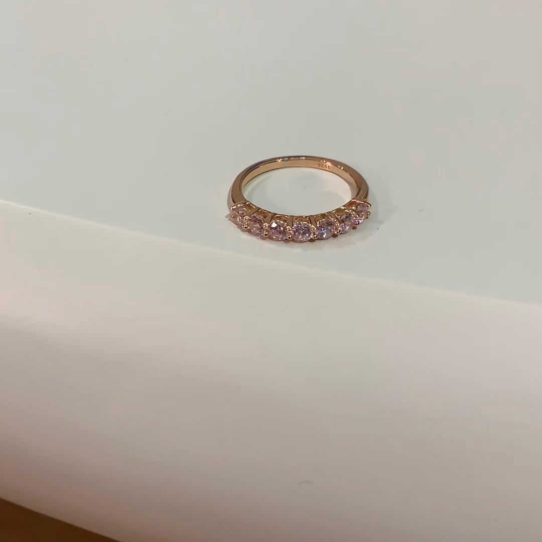 

Привлекательное розовое летнее кольцо с полным рядом кристаллов в уникальном геометрическом стиле для женщин J5784